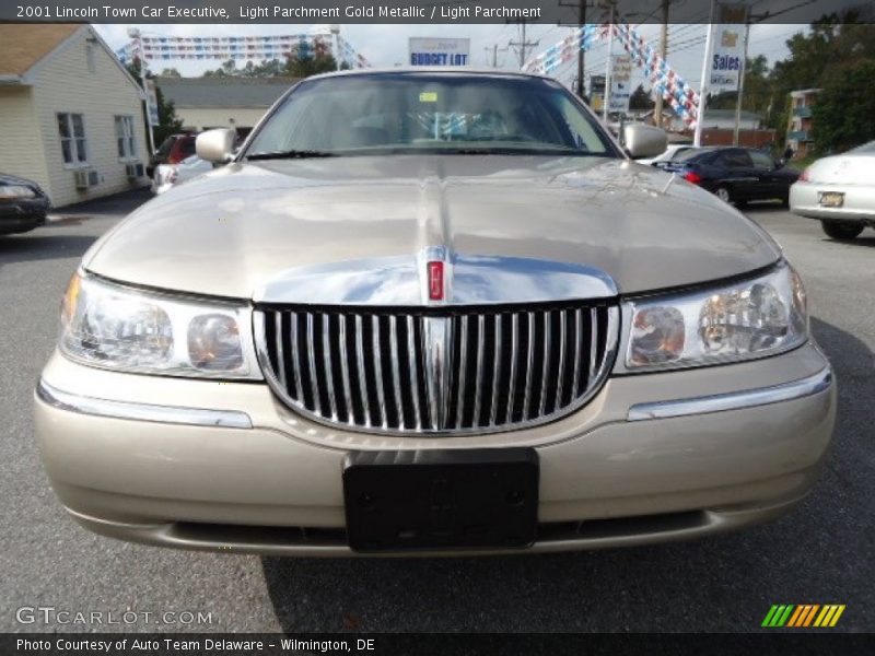 Light Parchment Gold Metallic / Light Parchment 2001 Lincoln Town Car Executive