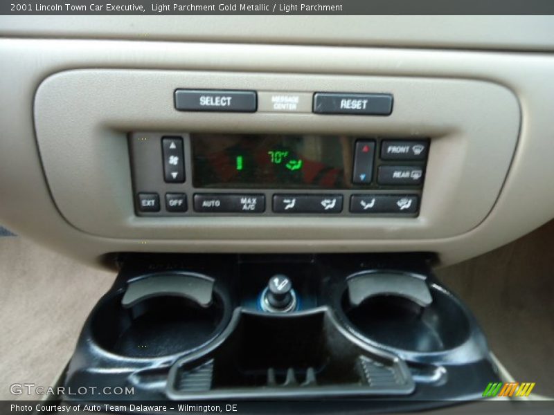 Light Parchment Gold Metallic / Light Parchment 2001 Lincoln Town Car Executive