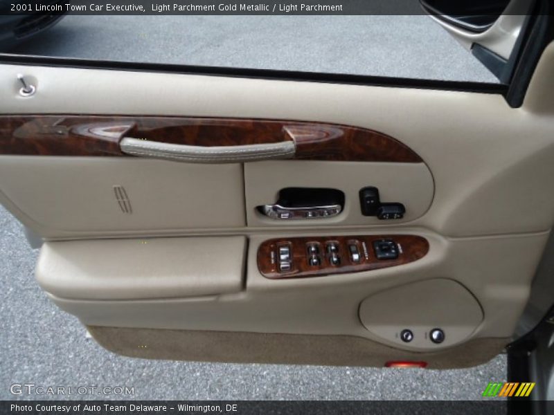 Light Parchment Gold Metallic / Light Parchment 2001 Lincoln Town Car Executive