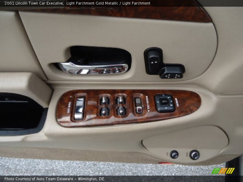 Light Parchment Gold Metallic / Light Parchment 2001 Lincoln Town Car Executive