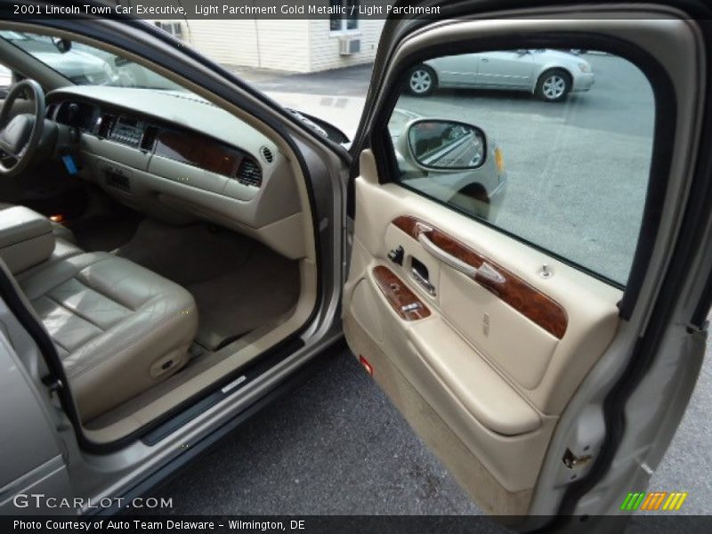 Light Parchment Gold Metallic / Light Parchment 2001 Lincoln Town Car Executive