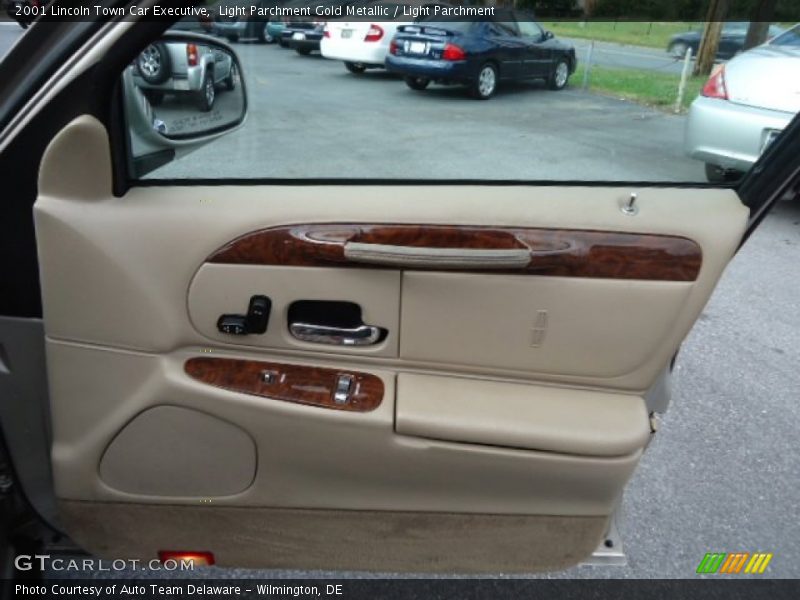 Light Parchment Gold Metallic / Light Parchment 2001 Lincoln Town Car Executive