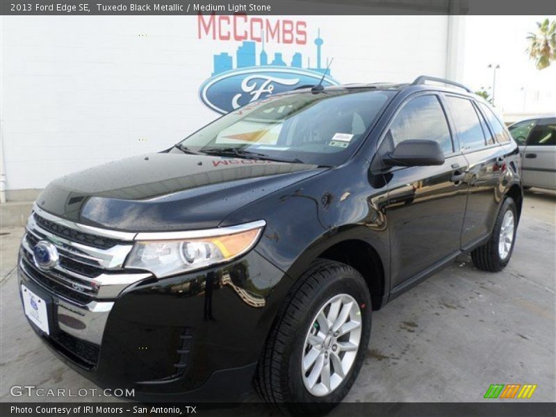 Tuxedo Black Metallic / Medium Light Stone 2013 Ford Edge SE