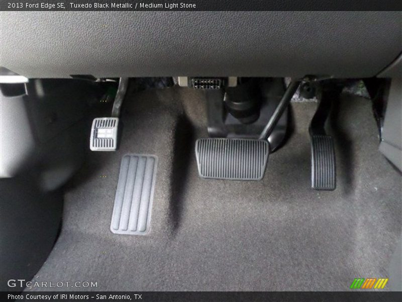 Tuxedo Black Metallic / Medium Light Stone 2013 Ford Edge SE