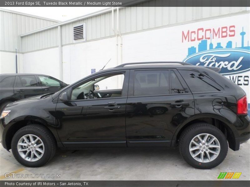 Tuxedo Black Metallic / Medium Light Stone 2013 Ford Edge SE