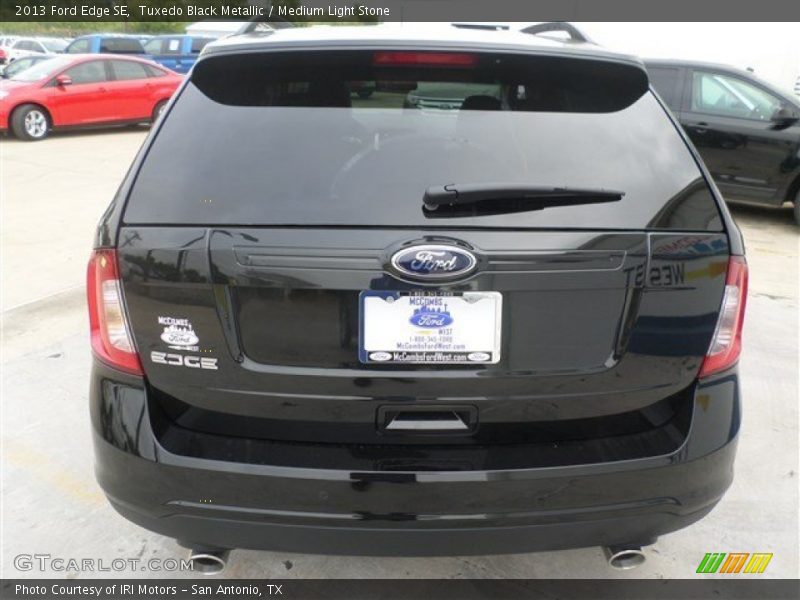 Tuxedo Black Metallic / Medium Light Stone 2013 Ford Edge SE