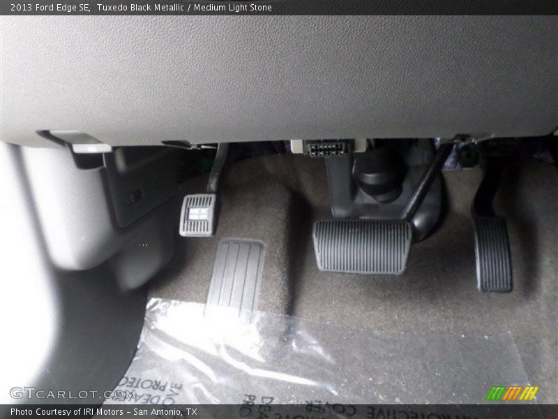 Tuxedo Black Metallic / Medium Light Stone 2013 Ford Edge SE