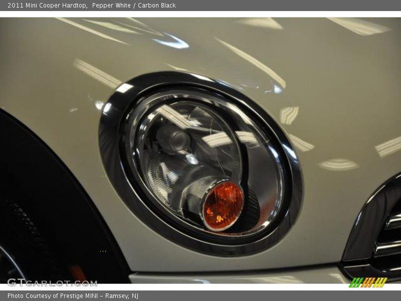 Pepper White / Carbon Black 2011 Mini Cooper Hardtop