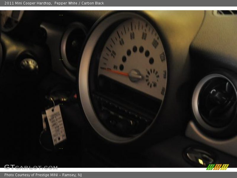 Pepper White / Carbon Black 2011 Mini Cooper Hardtop