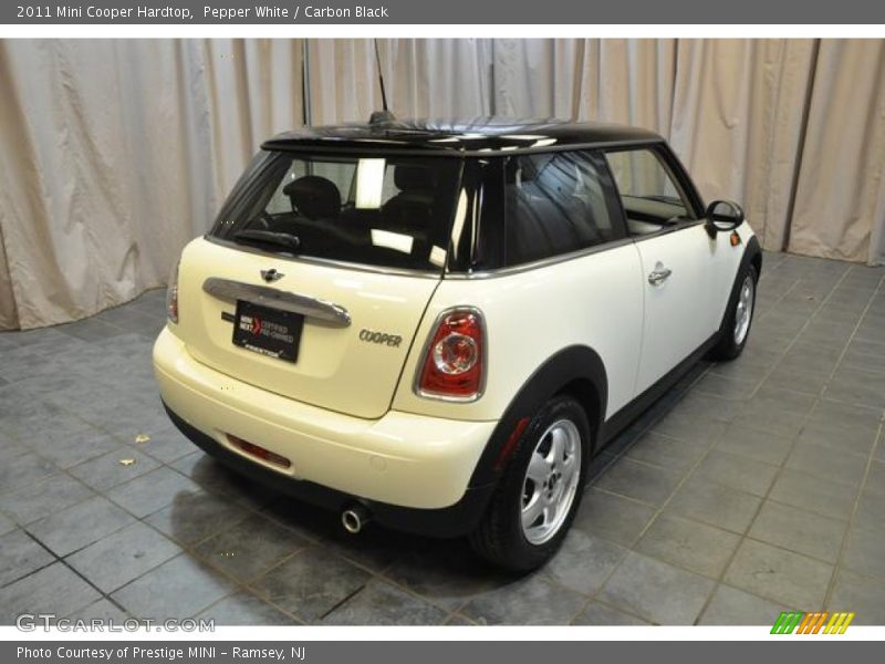 Pepper White / Carbon Black 2011 Mini Cooper Hardtop