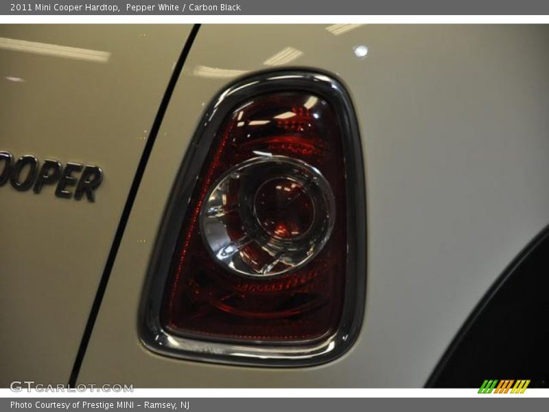 Pepper White / Carbon Black 2011 Mini Cooper Hardtop