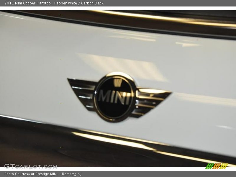 Pepper White / Carbon Black 2011 Mini Cooper Hardtop