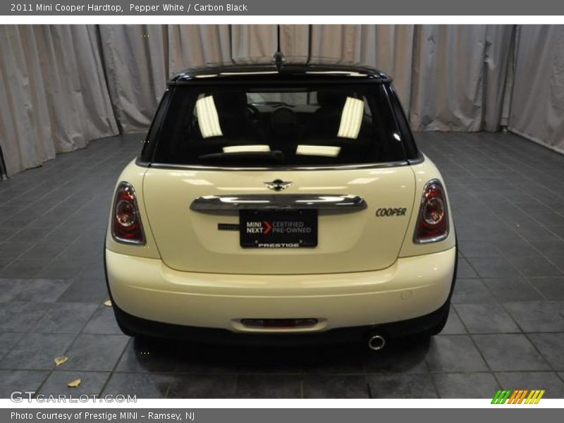 Pepper White / Carbon Black 2011 Mini Cooper Hardtop