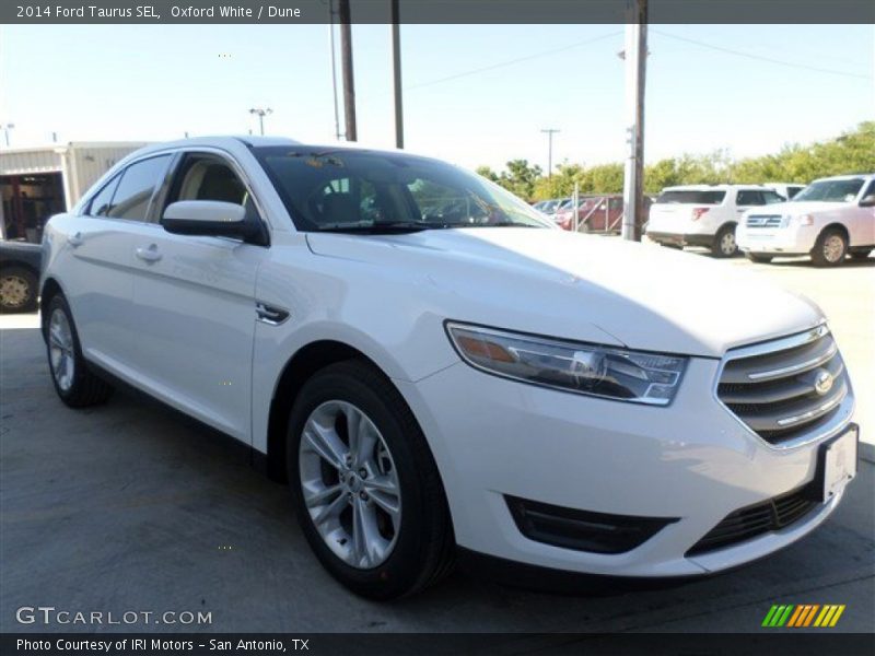 Oxford White / Dune 2014 Ford Taurus SEL