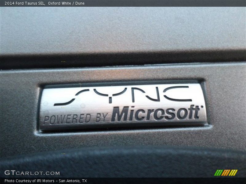Oxford White / Dune 2014 Ford Taurus SEL