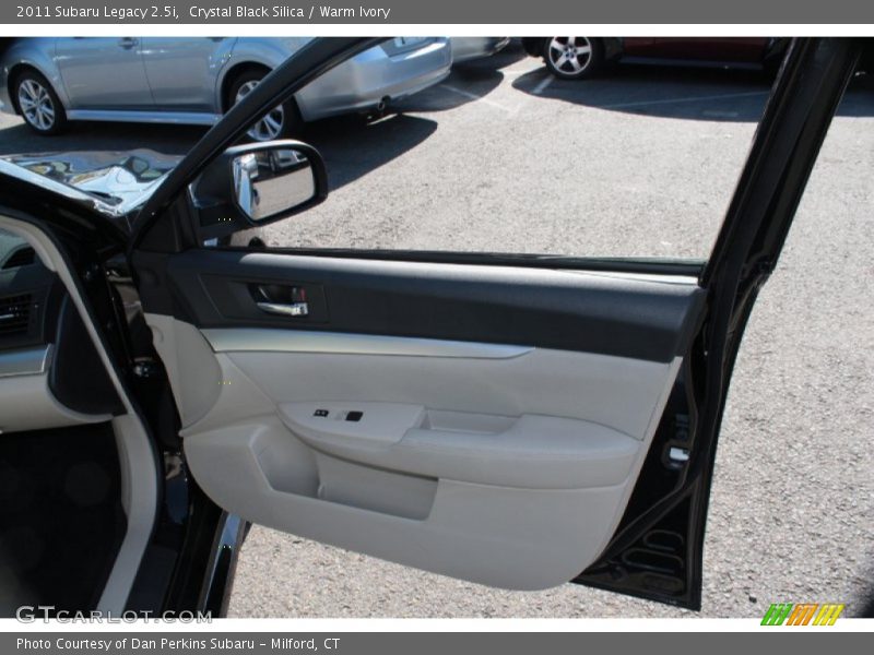 Crystal Black Silica / Warm Ivory 2011 Subaru Legacy 2.5i