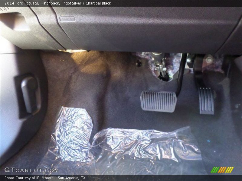 Ingot Silver / Charcoal Black 2014 Ford Focus SE Hatchback