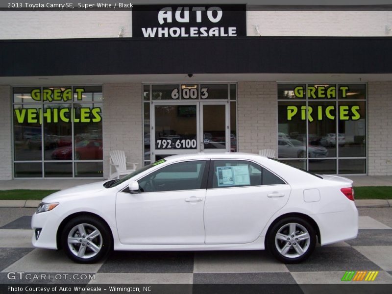 Super White / Black 2013 Toyota Camry SE