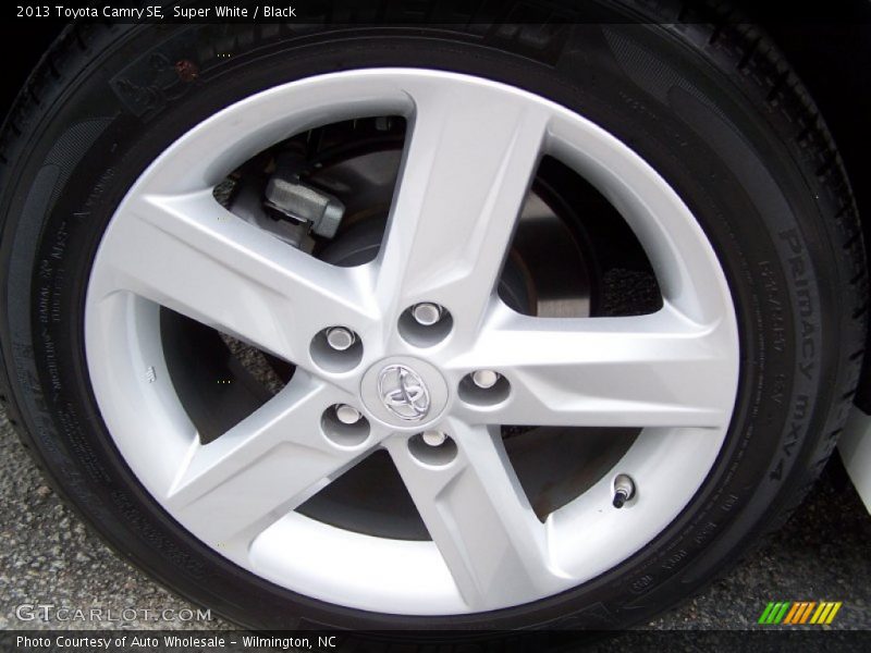 Super White / Black 2013 Toyota Camry SE