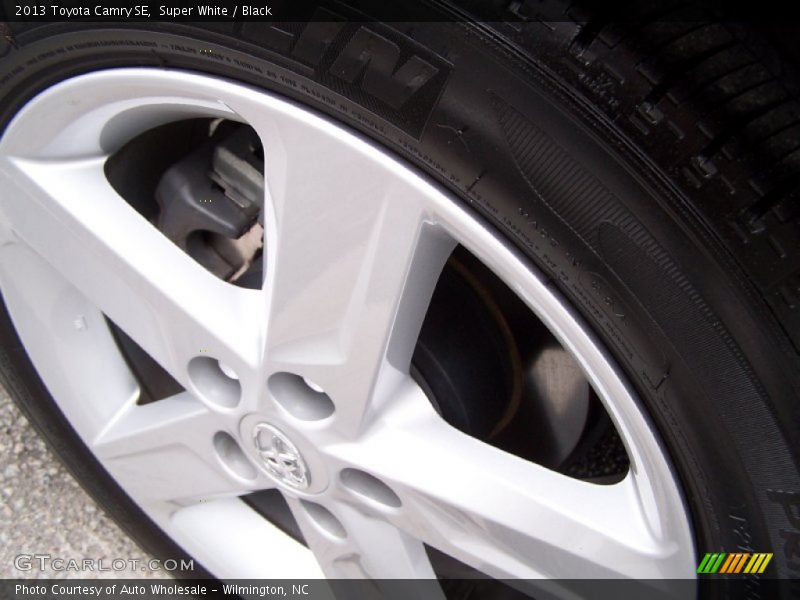 Super White / Black 2013 Toyota Camry SE