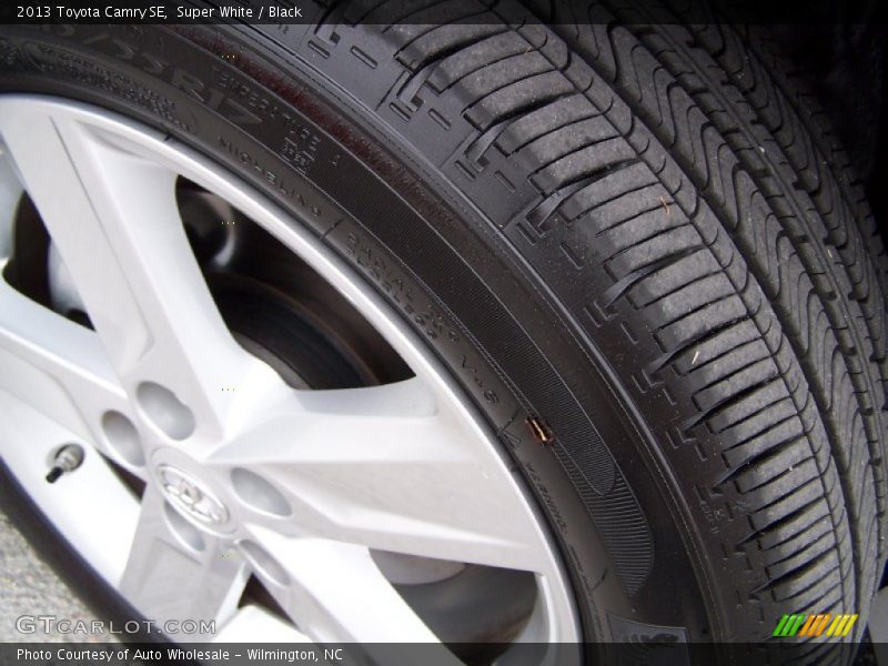Super White / Black 2013 Toyota Camry SE