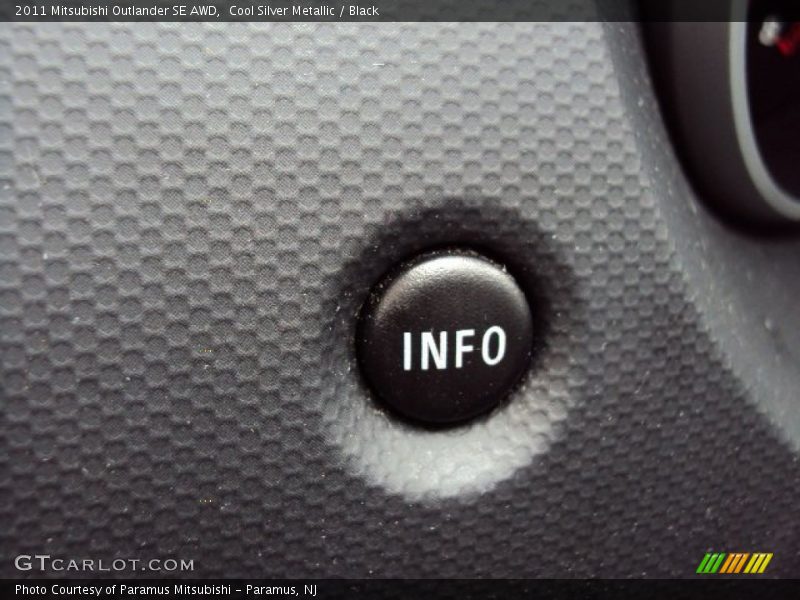 Cool Silver Metallic / Black 2011 Mitsubishi Outlander SE AWD