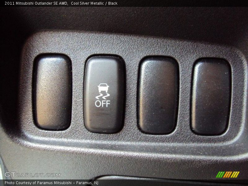 Cool Silver Metallic / Black 2011 Mitsubishi Outlander SE AWD