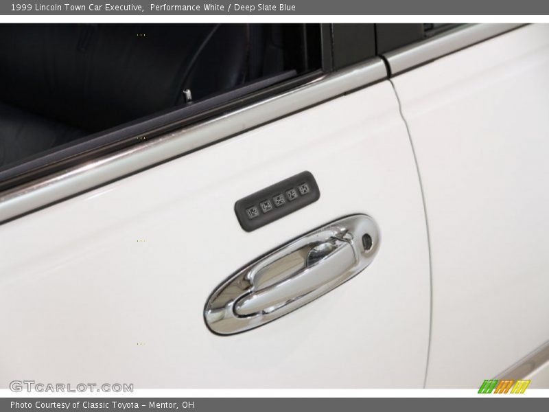 Performance White / Deep Slate Blue 1999 Lincoln Town Car Executive