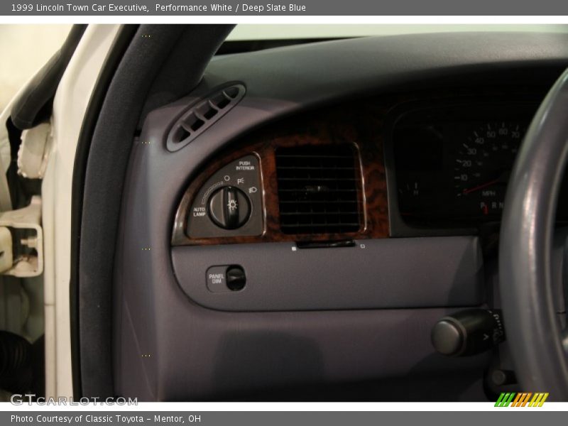 Performance White / Deep Slate Blue 1999 Lincoln Town Car Executive