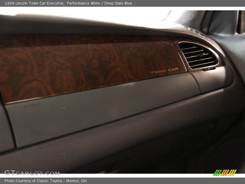 Performance White / Deep Slate Blue 1999 Lincoln Town Car Executive