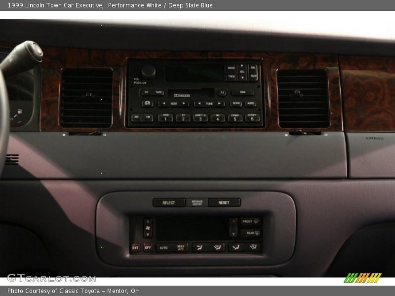 Performance White / Deep Slate Blue 1999 Lincoln Town Car Executive