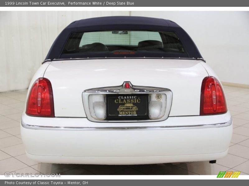 Performance White / Deep Slate Blue 1999 Lincoln Town Car Executive