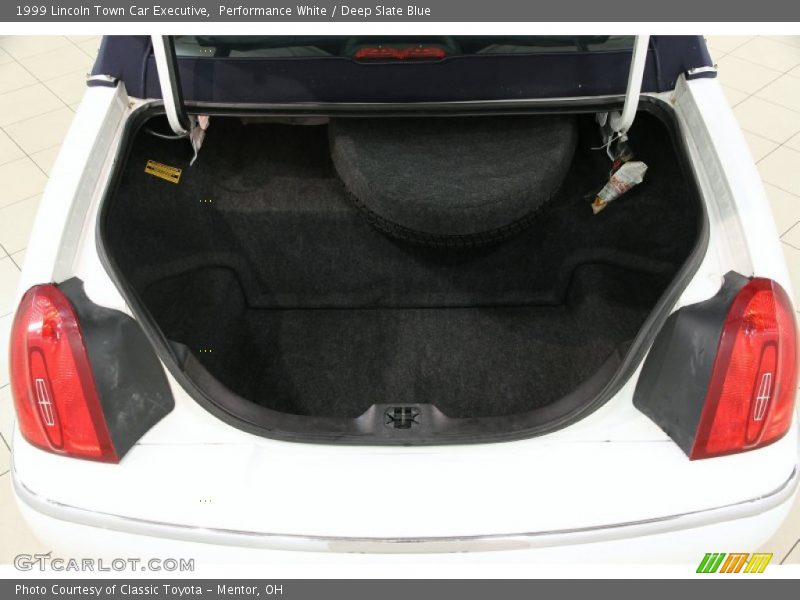  1999 Town Car Executive Trunk