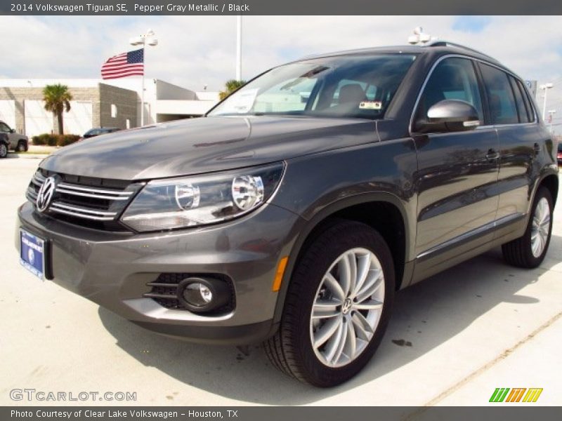 Pepper Gray Metallic / Black 2014 Volkswagen Tiguan SE