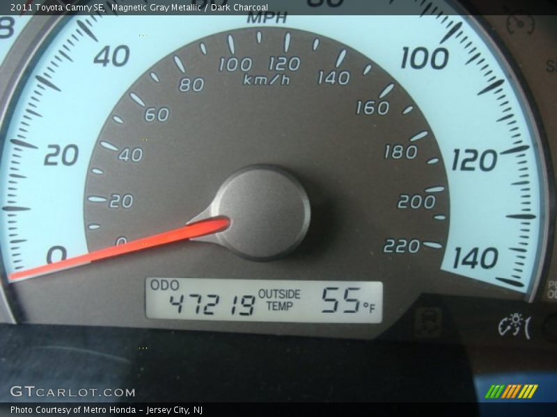 Magnetic Gray Metallic / Dark Charcoal 2011 Toyota Camry SE