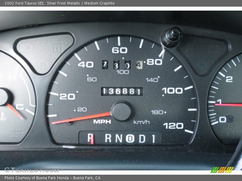 Silver Frost Metallic / Medium Graphite 2002 Ford Taurus SES