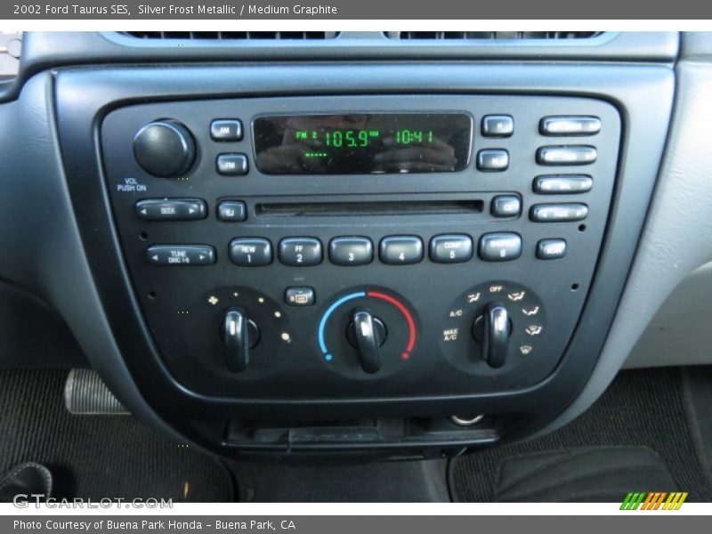 Silver Frost Metallic / Medium Graphite 2002 Ford Taurus SES