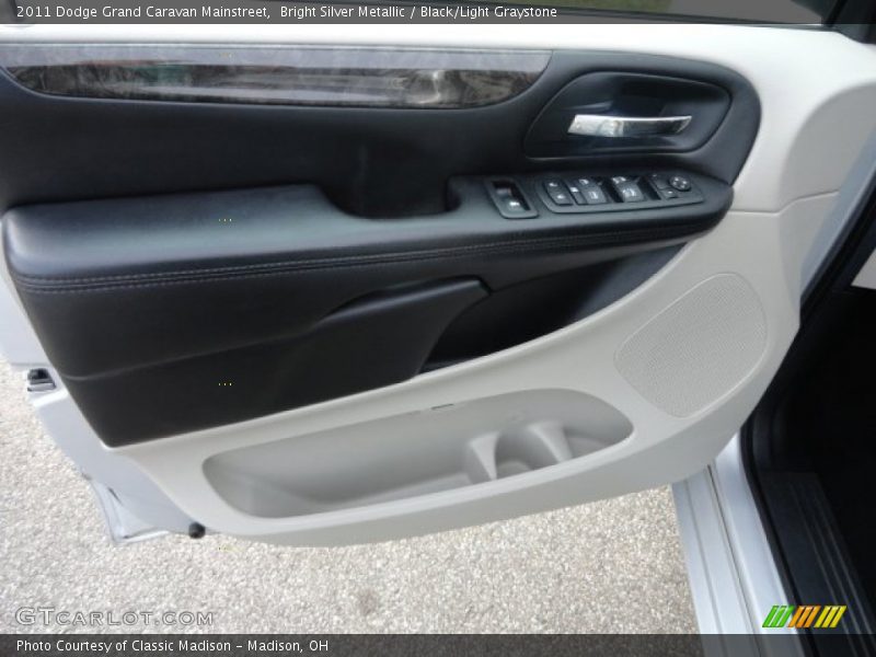 Bright Silver Metallic / Black/Light Graystone 2011 Dodge Grand Caravan Mainstreet