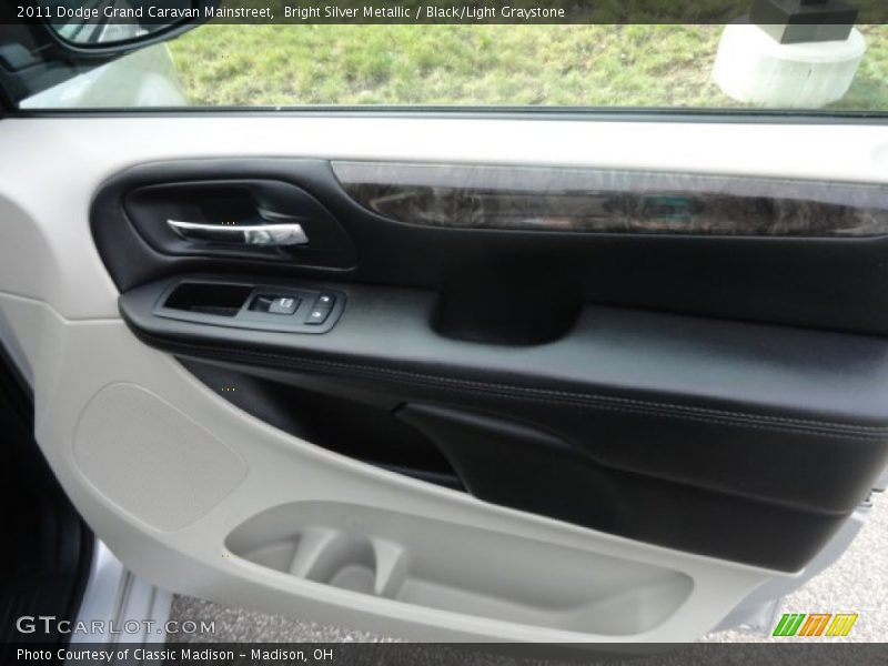 Bright Silver Metallic / Black/Light Graystone 2011 Dodge Grand Caravan Mainstreet