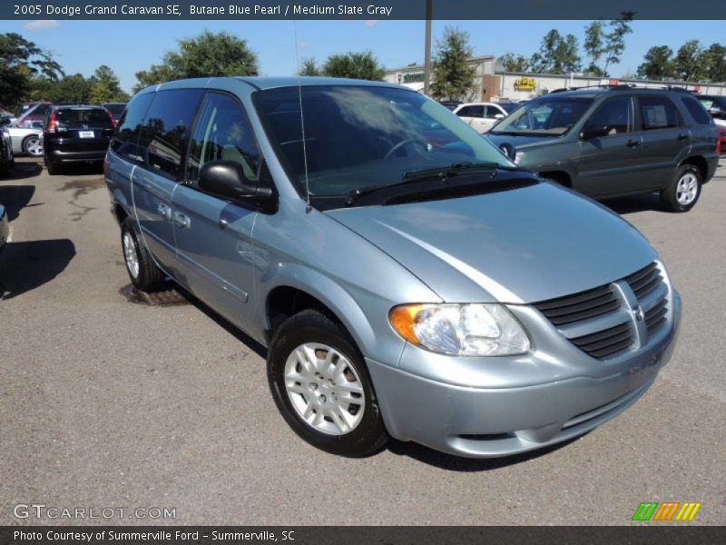 Front 3/4 View of 2005 Grand Caravan SE