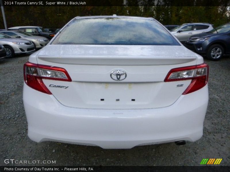Super White / Black/Ash 2014 Toyota Camry SE
