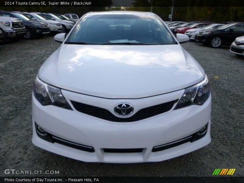 Super White / Black/Ash 2014 Toyota Camry SE