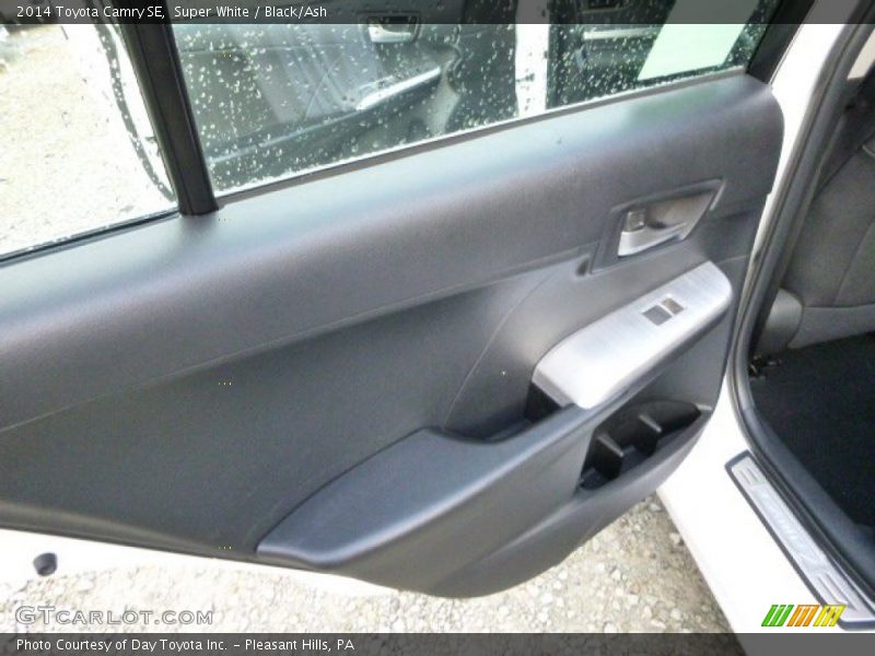 Super White / Black/Ash 2014 Toyota Camry SE
