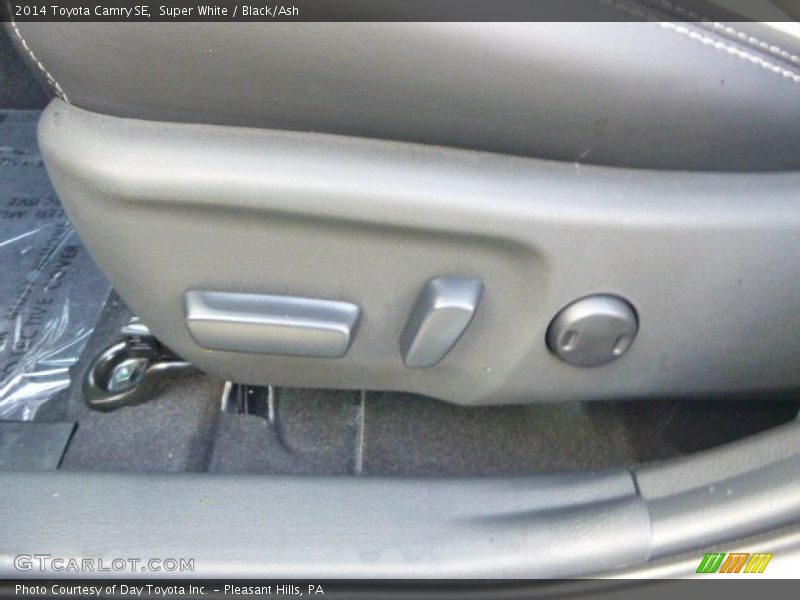 Super White / Black/Ash 2014 Toyota Camry SE