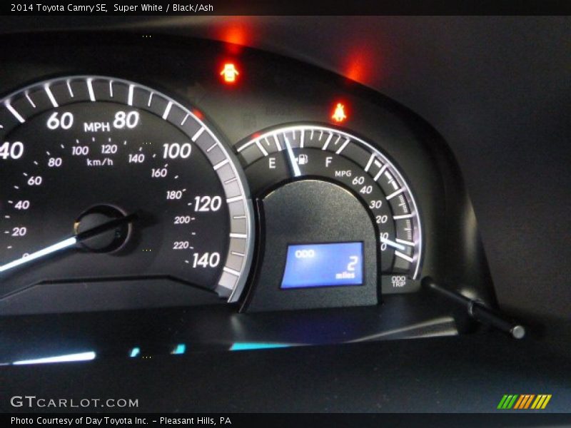 Super White / Black/Ash 2014 Toyota Camry SE