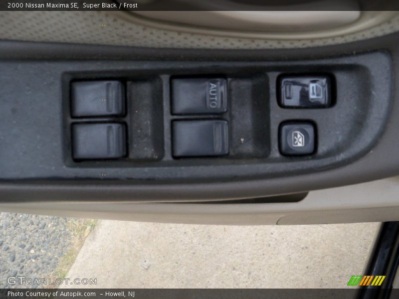 Super Black / Frost 2000 Nissan Maxima SE