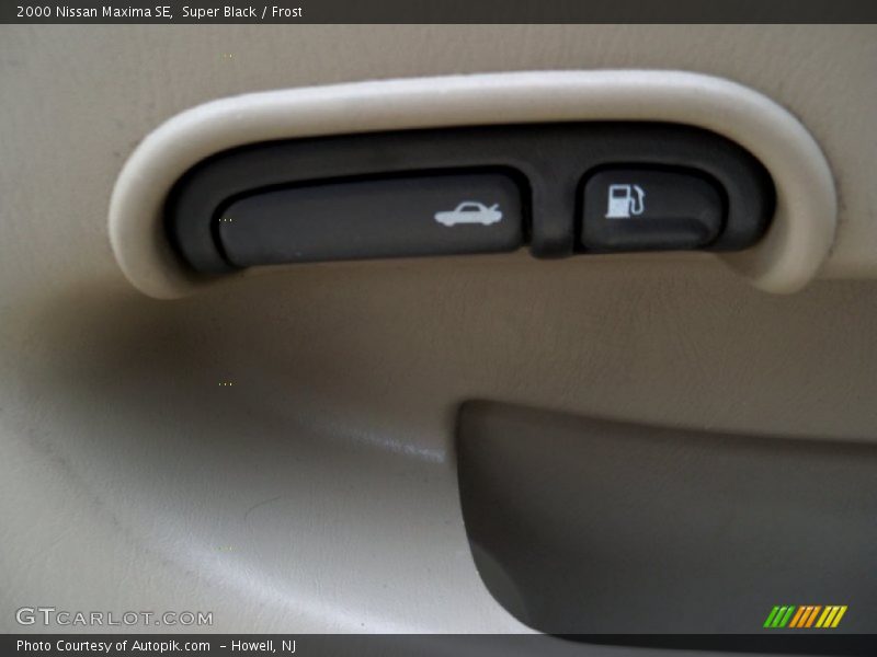 Super Black / Frost 2000 Nissan Maxima SE