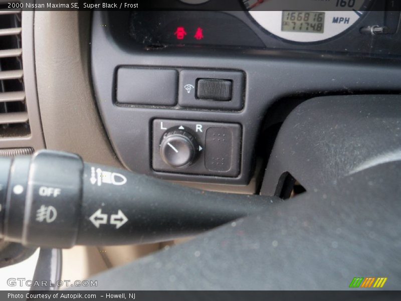 Super Black / Frost 2000 Nissan Maxima SE