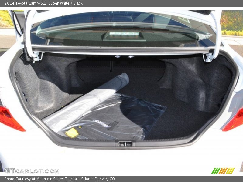 Super White / Black 2014 Toyota Camry SE