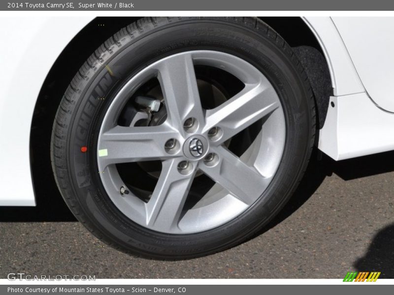 Super White / Black 2014 Toyota Camry SE